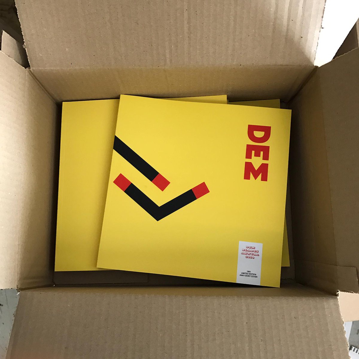 ThePinchNews's tweet photo. WIN 1x Annual 2019 + 1 pint of 'United Are Back'. 

To win and to support your local boozer, your Blades fanzine and your local Blades designer. 
1) RT this post
2) Follow @AlbionSheff + @DEM_BLADES + @shorehamst 

Winners announced Saturday. 

#twitterblades #sufc #demblades https://t.co/9Gm4koy9JK