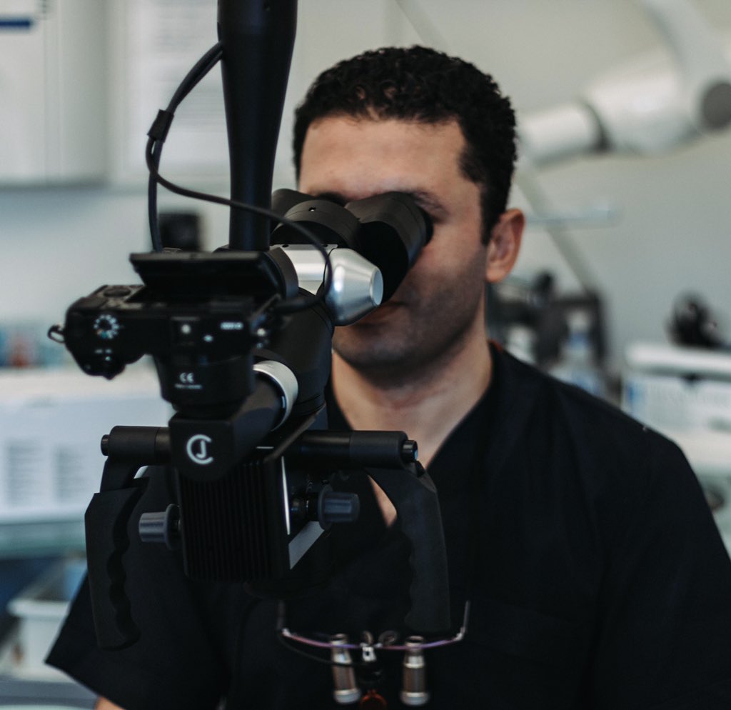 Bristol_Dentist's tweet photo. Dr. Elbarbary using our  @CjOptik  Flexion Advanced Microscope. Allowing him to see the most enhanced detail with an unparalleled field of view in order to work as precisely as possible! 

Come and see why we are different to the rest! Based on Queen Square. 

#dentaltechnology https://t.co/Rowj4XnWCp