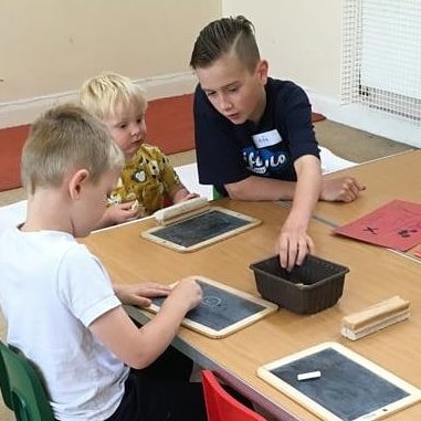 CitySuperheroe2's tweet photo. Today's session at @LidgettMCYork 😊😊  Helping the children and playing with them, and serving the community their bacon sandwiches and toasted teacakes! #community #lidgettgrove #acomb #york #northyorkshirepolice #lifestylechallenge #lifestyle2019 @YouthTeamNYP @NYP_Lifestyle https://t.co/d17rHuN5RJ