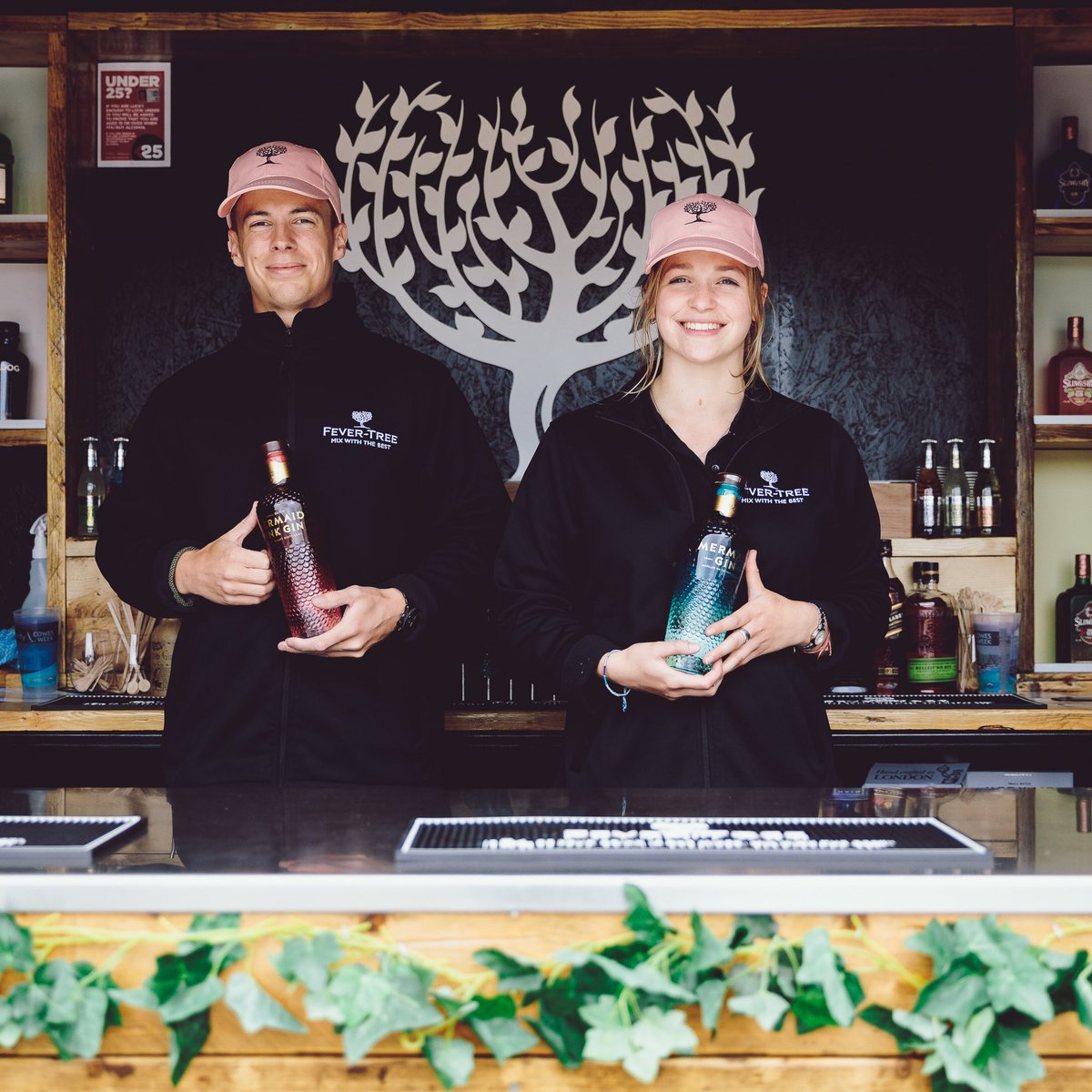 iowdistillery's tweet photo. We were in good gin company when we stopped by to say hello to our friends @fevertreemixers who have some amazing cocktails on their menu. We hope you can stop by this @cowes_week and try some. 🍸🙌

#fevertreemixers #mermaidgin #cowesweek #cowesweek2019 https://t.co/Pk9ScyIu0X