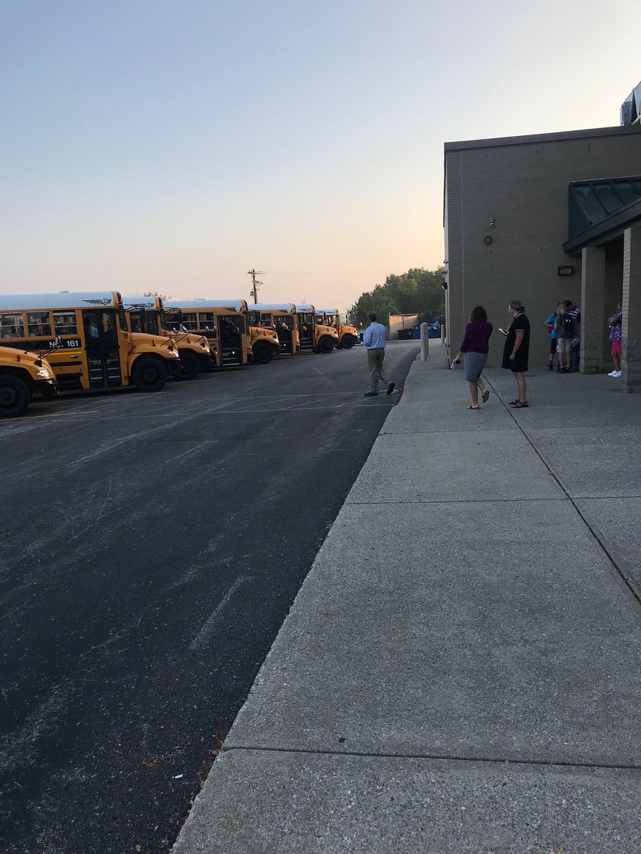 JenniferatGrant's tweet photo. A great beginning at MCE for the 2019-2020 school year! Our drivers are the BEST and we appreciate their wonderful service to our students. #buildingrelationships #GCActGoDo #letsgetthisyearstarted! https://t.co/hyazm2RG6m