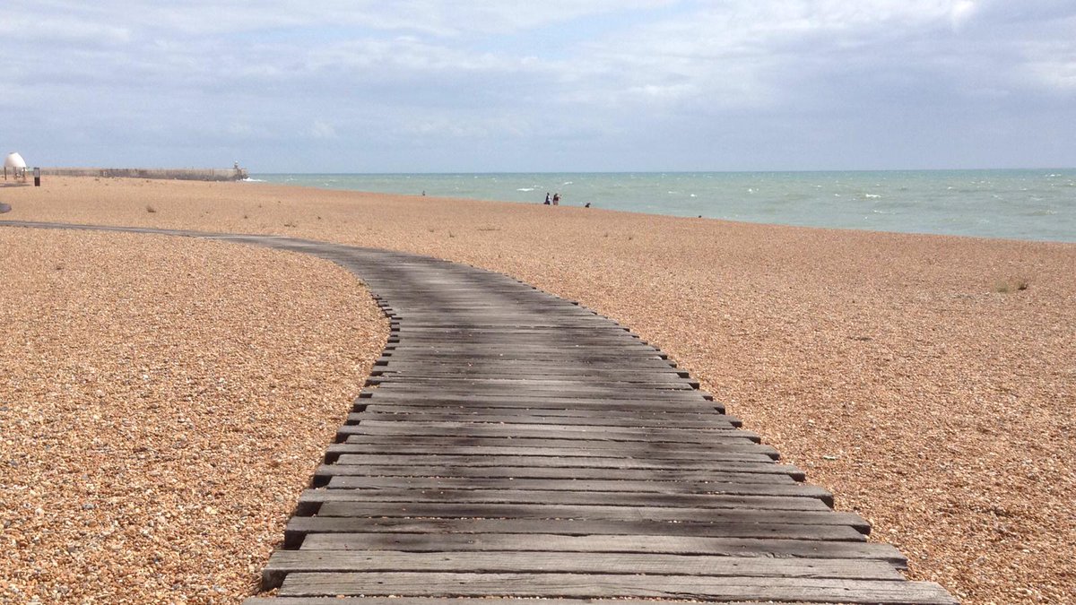 OISE_Germany's tweet photo. Die OISE-Sommerschule in Folkestone, England schließt ihre Tore am 24. August 2019. Trotz Hitze, Regen und Sturm, der Strand von Folkestone ist immer ein Anziehungspunkt. Nach intensiven 27 Unterrichtsstunden in kleinen 8er-Gruppen begeben sich die Schüler gerne ans Meer. #beoise https://t.co/lIVDgEiUCZ