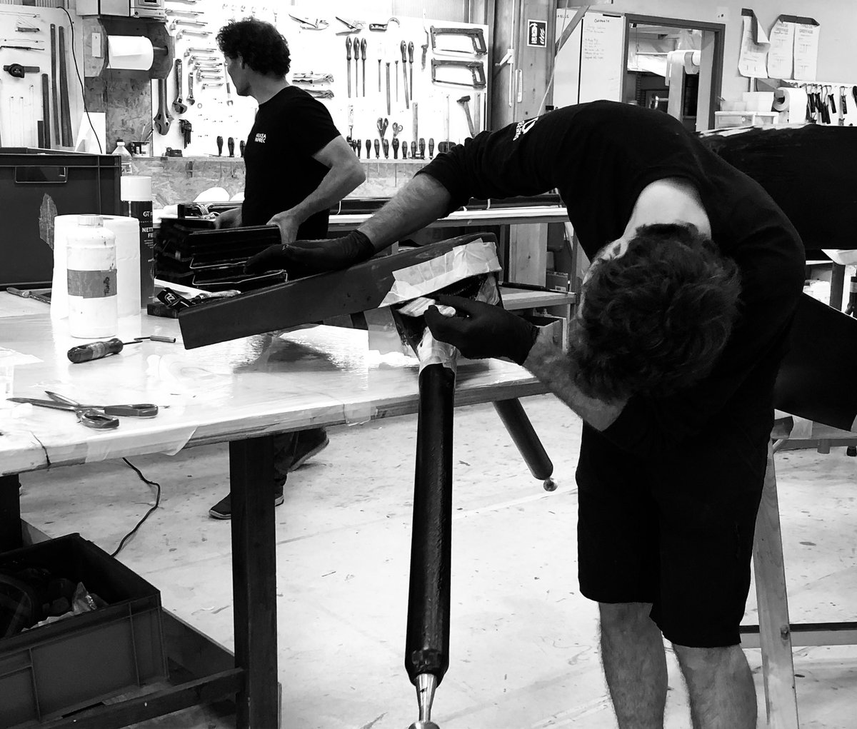Team_Holcim_PRB's tweet photo. 🛠 Le chantier bat son plein du coté de Port-la-Forêt où l’@ImocaGS PRB subit une révision complète en vue de la @TransatJV_fr ! 
Mât, foils, électronique... rien n’échappe à l’œil expert de l’équipe technique 👀 https://t.co/rCTKmgNj5F