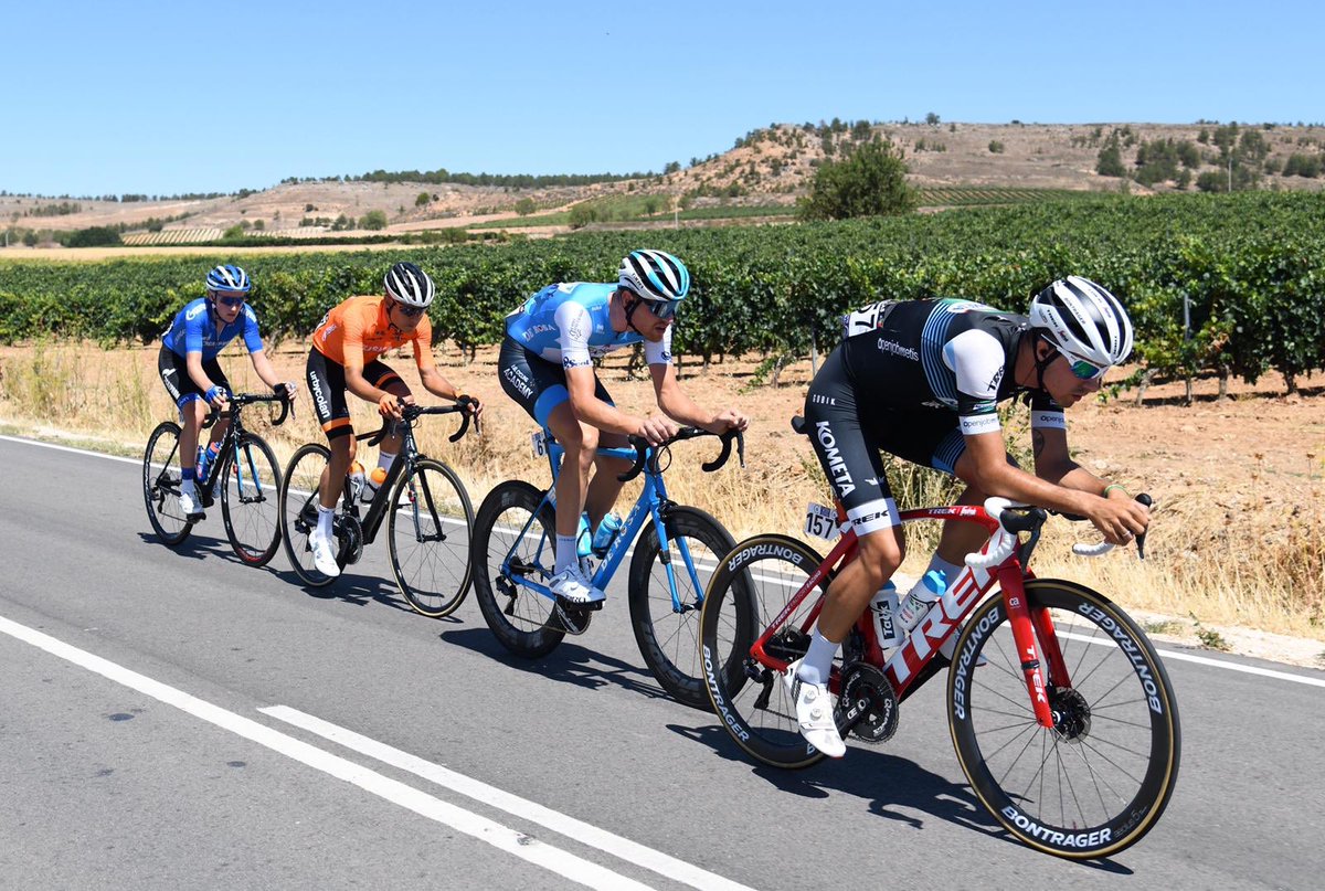 VueltaBurgos's tweet photo. 2ª etapa | #VueltaBurgos 

Km 45 de carrera:
#RoadeDuero 

🚴🏻‍♂️Escapada de
Matthias Brändle - @yallaACADEMY 
Evgeny Kobernyak - @RusveloTeam 
Iker Ballarin - @FundaCiclisEusk 
Daniel Viegas - @KometaCTeam 

🚴🏻‍♂️🚴🏻‍♂️
+ 2’03” el pelotón, tira @TeamDiData

📸 @FotoOrdonez https://t.co/yWRX7nEzOt