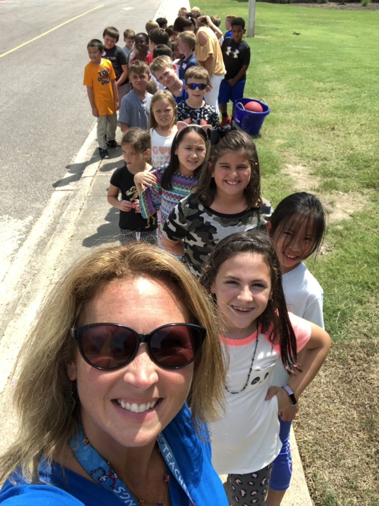 LowesLadybugs's tweet photo. We’re off to a good start y’all!!! I already love my new little ladybugs!!! 😍😍😍 🐞 🐞 🐞 #crosswind #thirdgraderocks #firstdayofschool #mslowesladybugs https://t.co/tz9prDmwsZ