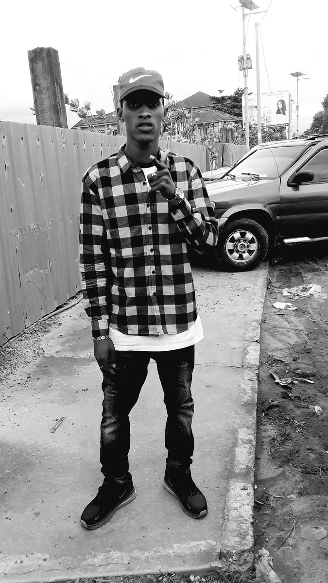 JallohOsman10's tweet photo. Life🚴isn't about waiting for the storms to pass💯. It's about learning 🚀 to dance💃 in the rain 🌥🌴 @Vendetta🚫 #FullyLoaded 🔥
#Get_Rich 💰
#YN 🌏 https://t.co/2oOoQ3g1Q0