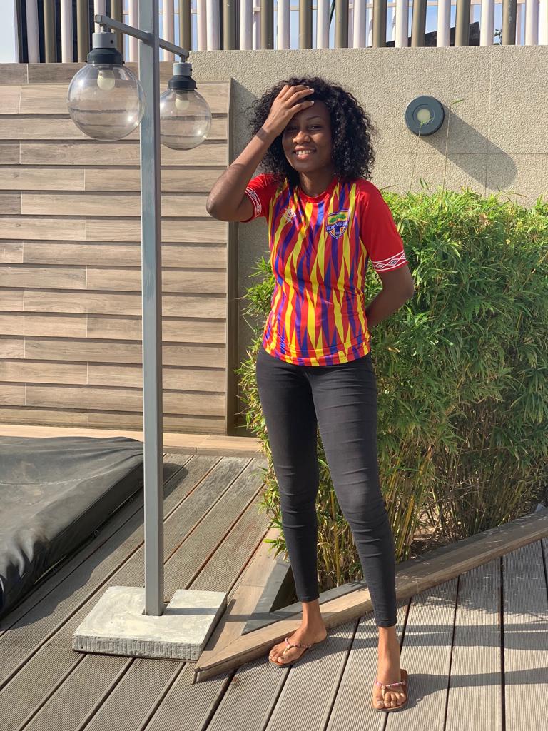 HeartsOfOakGH's tweet photo. Pretty Agnes Quartey, @kwaley_naa   a GIJ student confidently endorsing our @umbro replica and expressing her love to phobia.

#AHOSC🔴🌕🔵 https://t.co/WKCahewDaS