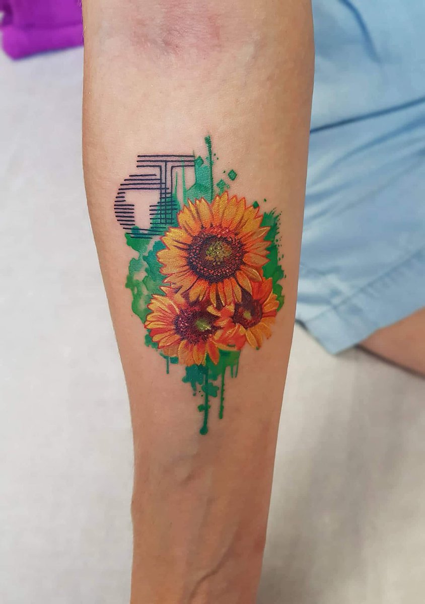 WT_girl's tweet photo. Hi @takethat @GaryBarlow @HowardDonald @OfficialMarkO Have you seen my friend @Agota26 s TT related tattoo? Isn’t it amazing? 😃❤️💚💖💙🌻🌻🌻 https://t.co/2IaEaHk5tm