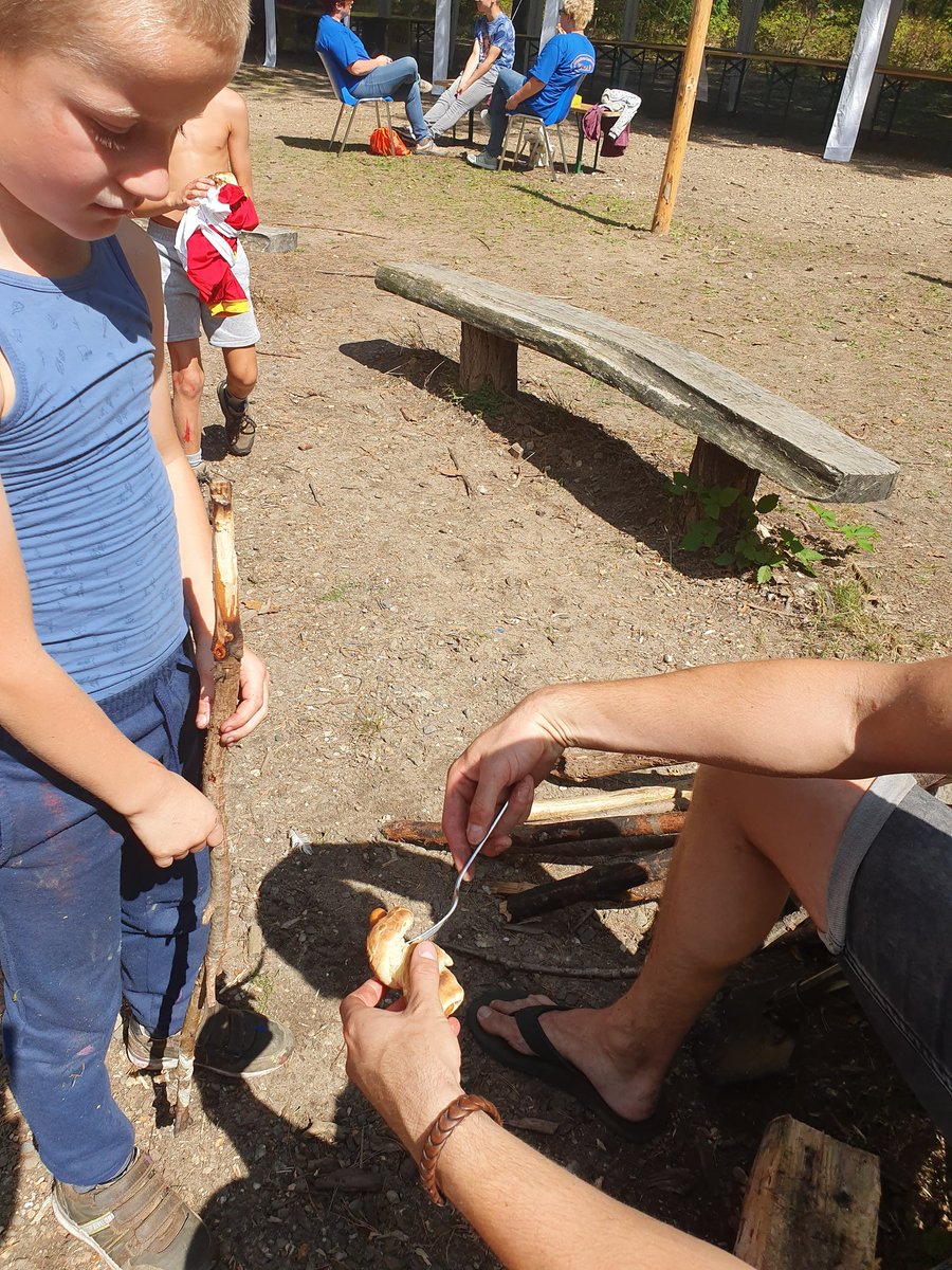 boerklaasen's tweet photo. Kruising tussen "stok"brood en worstebrood 👍. #WiVAk #keetweek #Wintelre #jeugdvakantiewerk https://t.co/7XlDLhSieu
