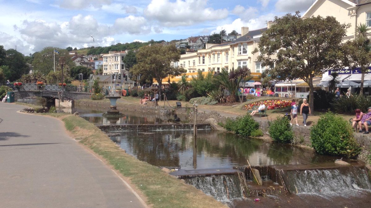 OISE_Germany's tweet photo. Dawlish ist ein kleiner Ort in Devon, im Südwesten Englands. Nur 16.000 Einwohner leben direkt am Meer. Seit Jahren organisiert OISE Sprachreisen hier her. Dieses Jahr fanden die Spezialkurse The Future Novelist und The Future Diplomat in Dawlish statt. #beoise #Dawlish https://t.co/S8CpMRgcKE
