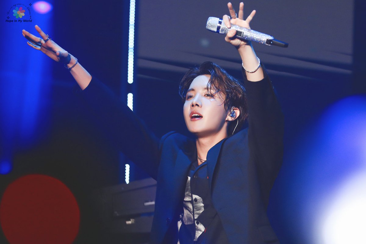 Hope_InMyWorld's tweet photo. 190811 롯데패밀리콘서트 

#JHope #제이홉 #정호석 #호비
#BTS #방탄소년단 
@BTS_twt https://t.co/qzvBFrDsBv