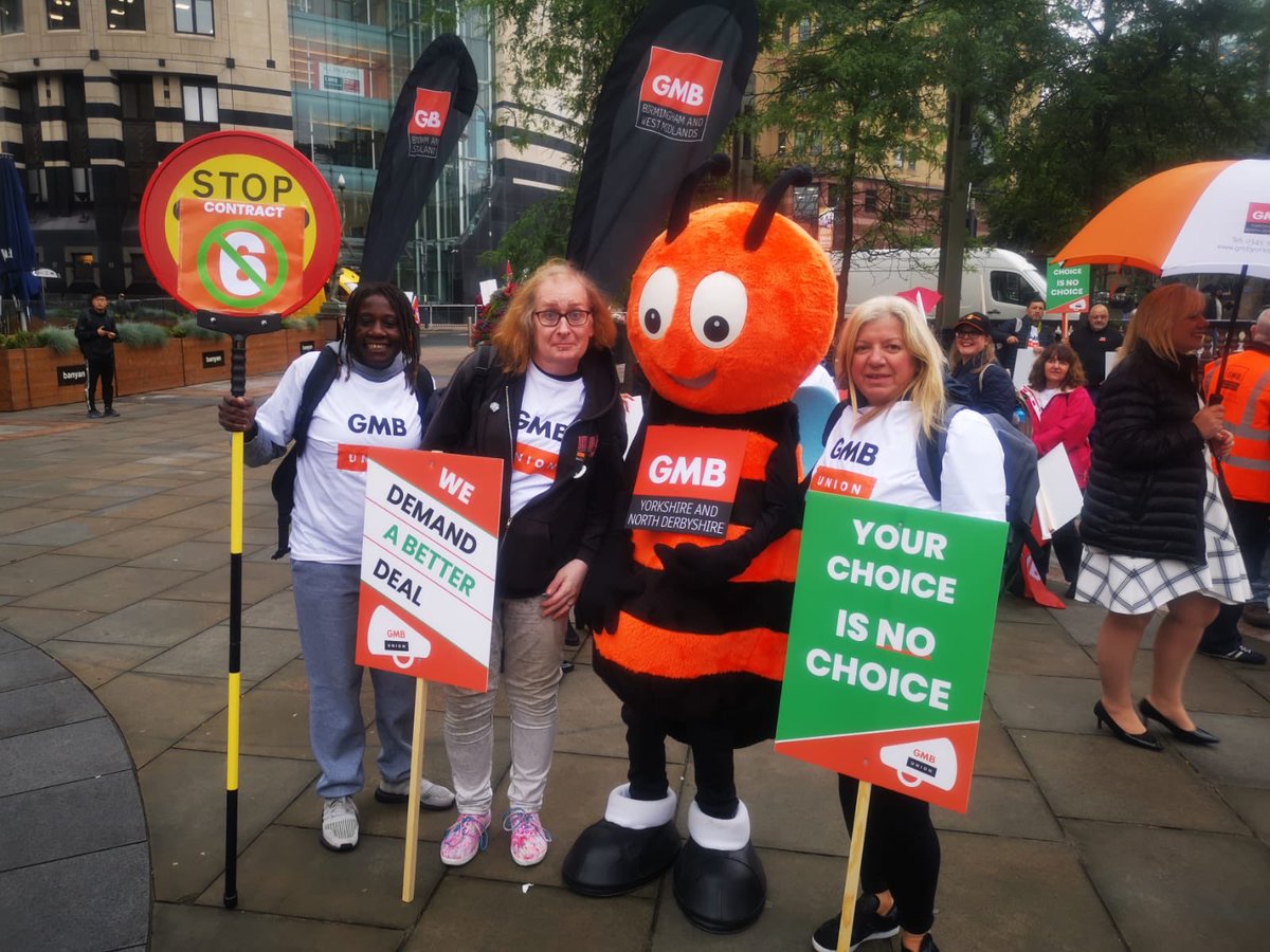 GMBMidlands's tweet photo. Asda bosses think that by threatening workers with the sack, they’ll be able to force people onto a worse contract

Our amazing #Asda members have arrived in Leeds to show them that they are wrong!
#ASDARespectYourWorkers https://t.co/EGuUlzawKO