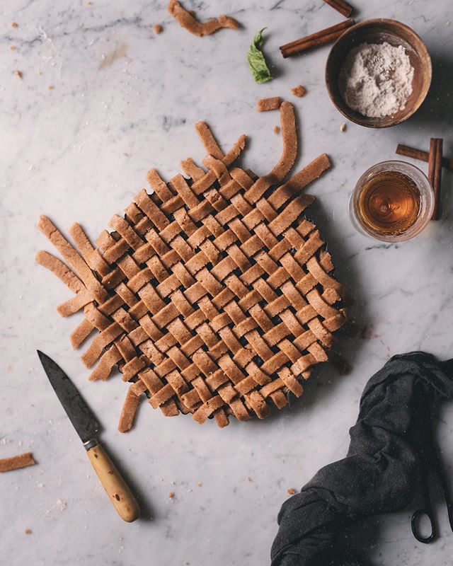 ch__ecco's tweet photo. Sono ritagli di tempo, talvolta stretti come le strisce di questa frolla che profuma di limone e cannella. Momenti da divorare, come la crostata ai frutti di bosco che ho sfornato💭😋
.
Una frolla diversa, perché ogni tanto è giusto cambiare. Qui non c… https://t.co/9ALCn38EsC https://t.co/hrouExFwgs