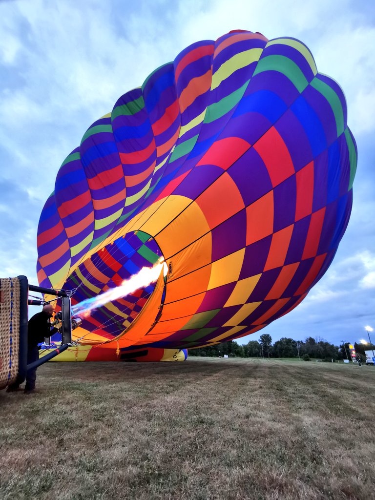YashYanthi's tweet photo. So this is totally happening! @HuaweiMobileCAN is helping me ✔️ this off my bucketlist. My first hot air balloon ride!!! Gulp. Thanks for the moral support @Candace_Dx &amp; @h_farb #GiftedExperience #RewriteTheRulesTO #HuaweiP30Pro https://t.co/SiKc2DrDFa