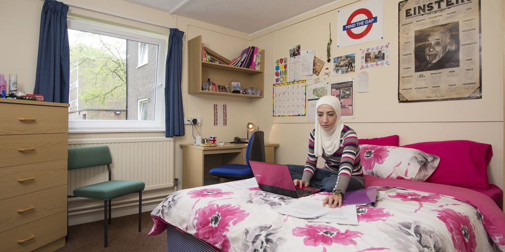 unisouthampton's tweet photo. Next steps:
🏡Every offer we send includes a guaranteed place in our Halls of Residence - more info here: https://t.co/dSO5GP0l2H
👥You can reach the Accommodation Team via phone and online chat here: https://t.co/Nd3Hzw0hAK
#UoSclearing https://t.co/CYTutWOetZ
