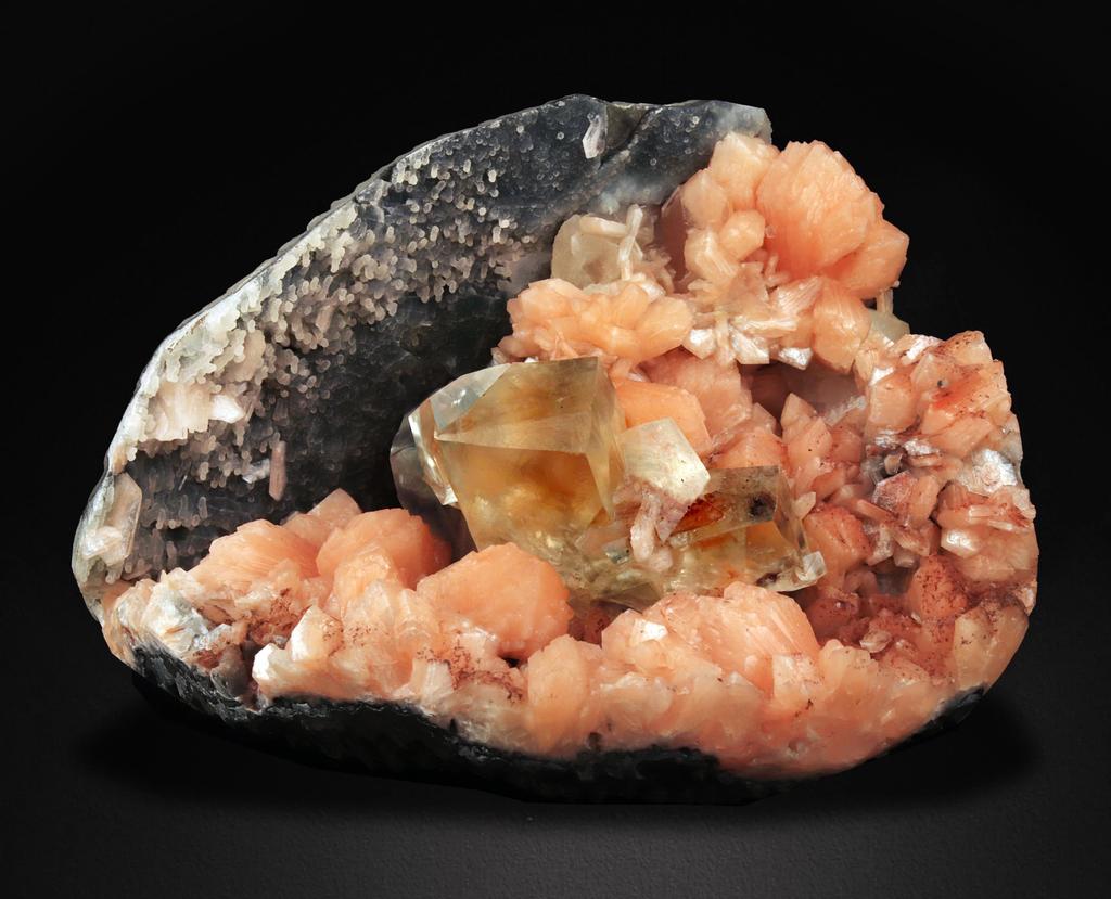 MineralSuperb's tweet photo. Golden Yellow Calcite Naturally Attached in Orange Stilbite Geode Formation

Amplify Energy Flow &amp; Aid Mental Expansion
#Calcite gets its name from the Greek word “chalix” meaning lime. It comes in a wide variety of colors It is one of the most common minerals on Earth.
#stilbite https://t.co/2vQpkjzdNP