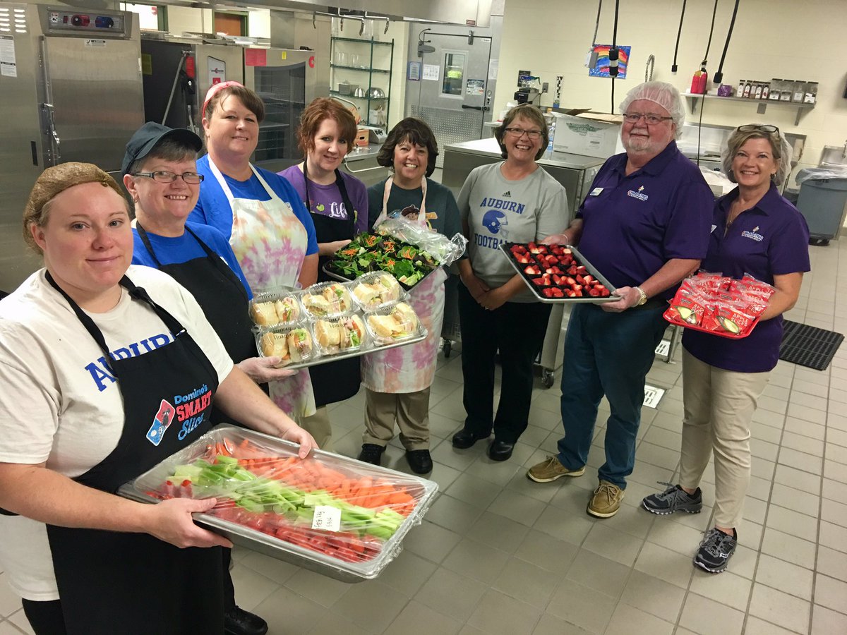 KatharineJax's tweet image. Check out Auburn High School!  They are ready to serve a healthy lunch, great job!  #MCPSFirstDay @AuburnHSEagles @mcps_va
