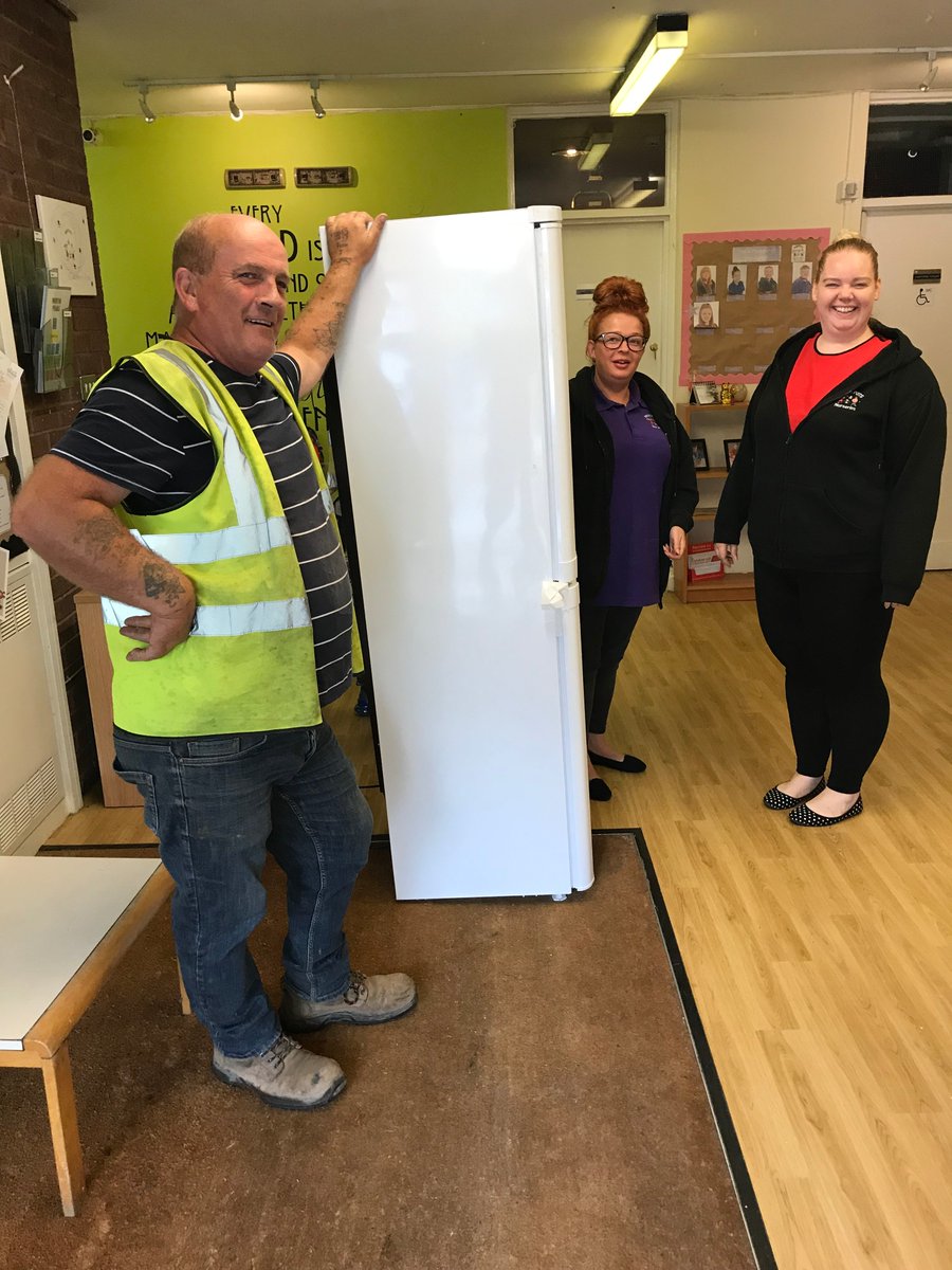 CaseyCompanies's tweet photo. We're currently working with @wythenshawe_chg on a supported living facility in Wythenshawe. Today we made a special delivery of a new fridge/freezer to the local PaintPots nursery, to the delight of the staff #improvinglives #loveconstruction #keepitchilled https://t.co/u5pMg564AY