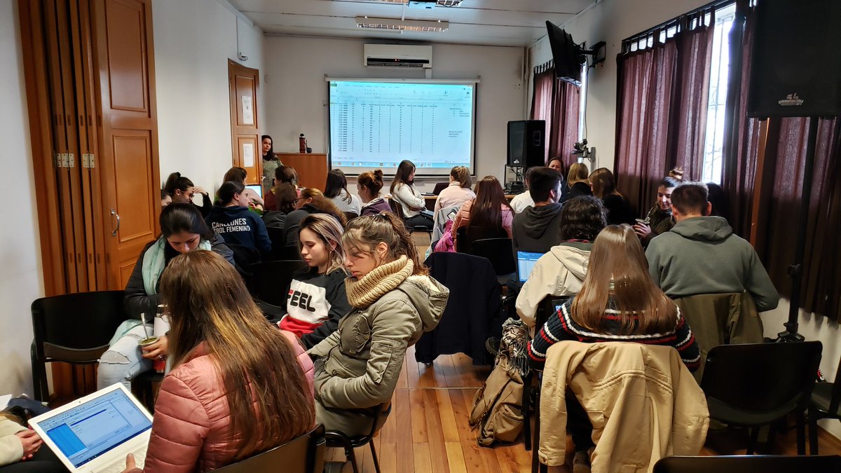 StephaniMangano's tweet photo. Hoy la #UnEVA en pleno desde #Montevideo. Un placer compartir la clase de #hojascalculofenf con @mdoninalli @Carolinacabocla y Juan Ignacio #Plan2016  #G19Fenf #optativa https://t.co/XH67S5QCGD
