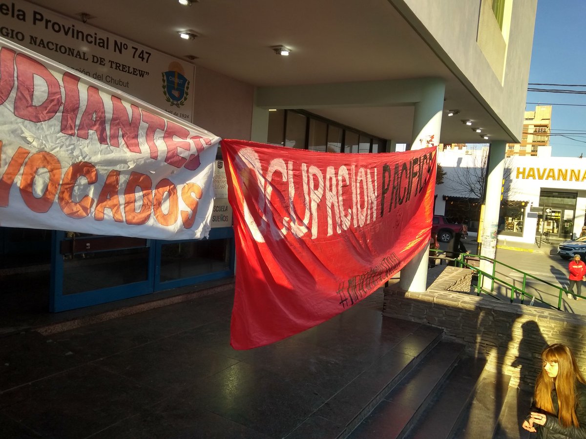 EstudianteAuto's tweet photo. Necesitamos EL APOYO Y AYUDA de la sociedad chubutense, se arranco la medida de fuerza que se planteo y voto en varias asambleas de la JEA. 
DIFUSIÓN Y APOYO🧡
Esta medida es en representación de TODAS LAS INSTITUCIONES DE EDUCACIÓN PUBLICA DEL CHUBUT. https://t.co/JVuGc3PzBx