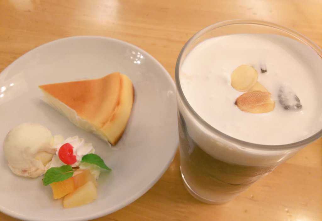 神戸 まちガイド 神戸学マイスター 三宮サンキタ通り Cafe Picasso アイスカフェ ヴィエンナが美味しい アーモンド風味のアイスコーヒーで 生クリームがたっぷり ドリンクだけでなくケーキや 食事系メニューも豊富 昼間は分煙 夜遅くまで