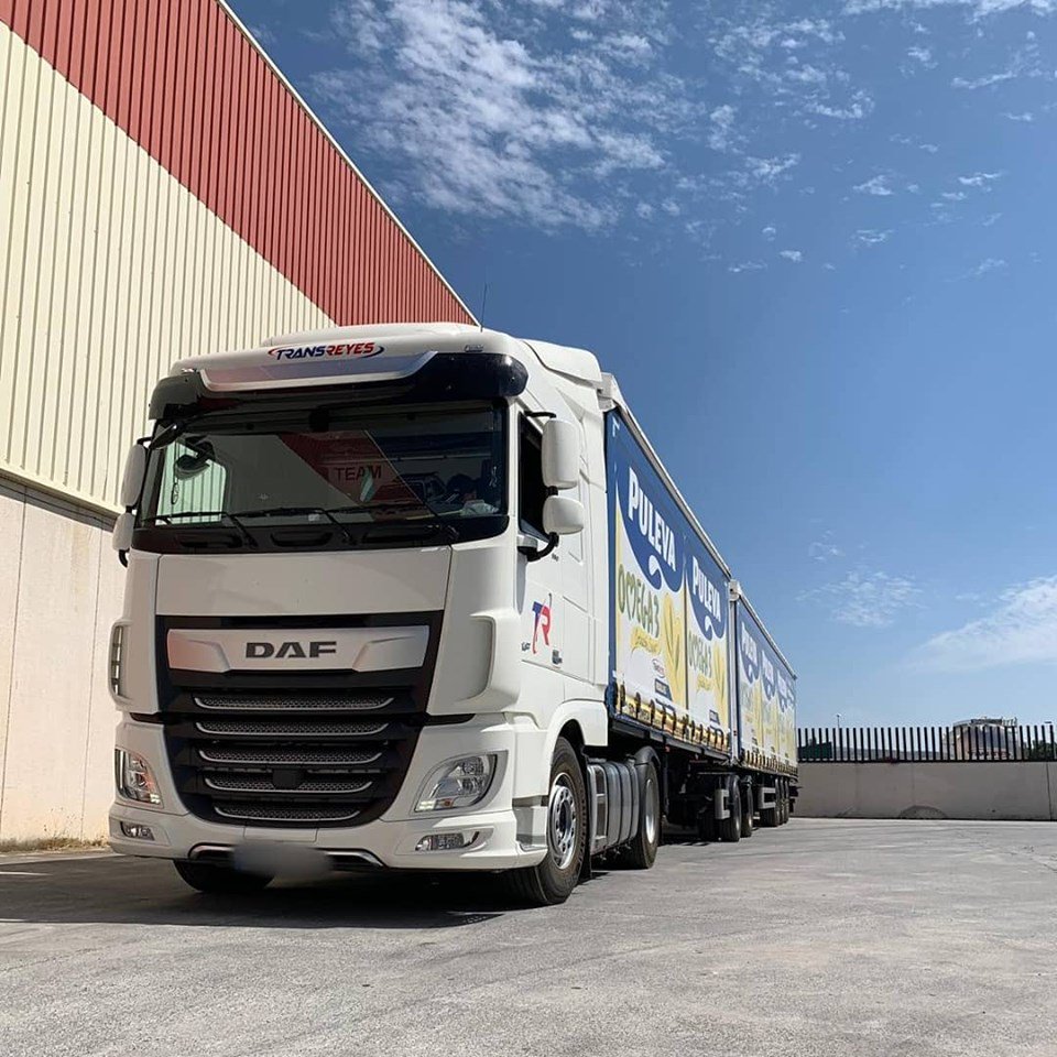 TransreyesLogis's tweet photo. Así de imponentes lucen nuestros #Megacamiones 🚛🚚🚛¡Gracias @surdafVI por compartir las imágenes 😉!
#Transreyes #Logistica #Mercancia #Megatrailers #Daf #xf #Surdaf https://t.co/1mr6LznCoE