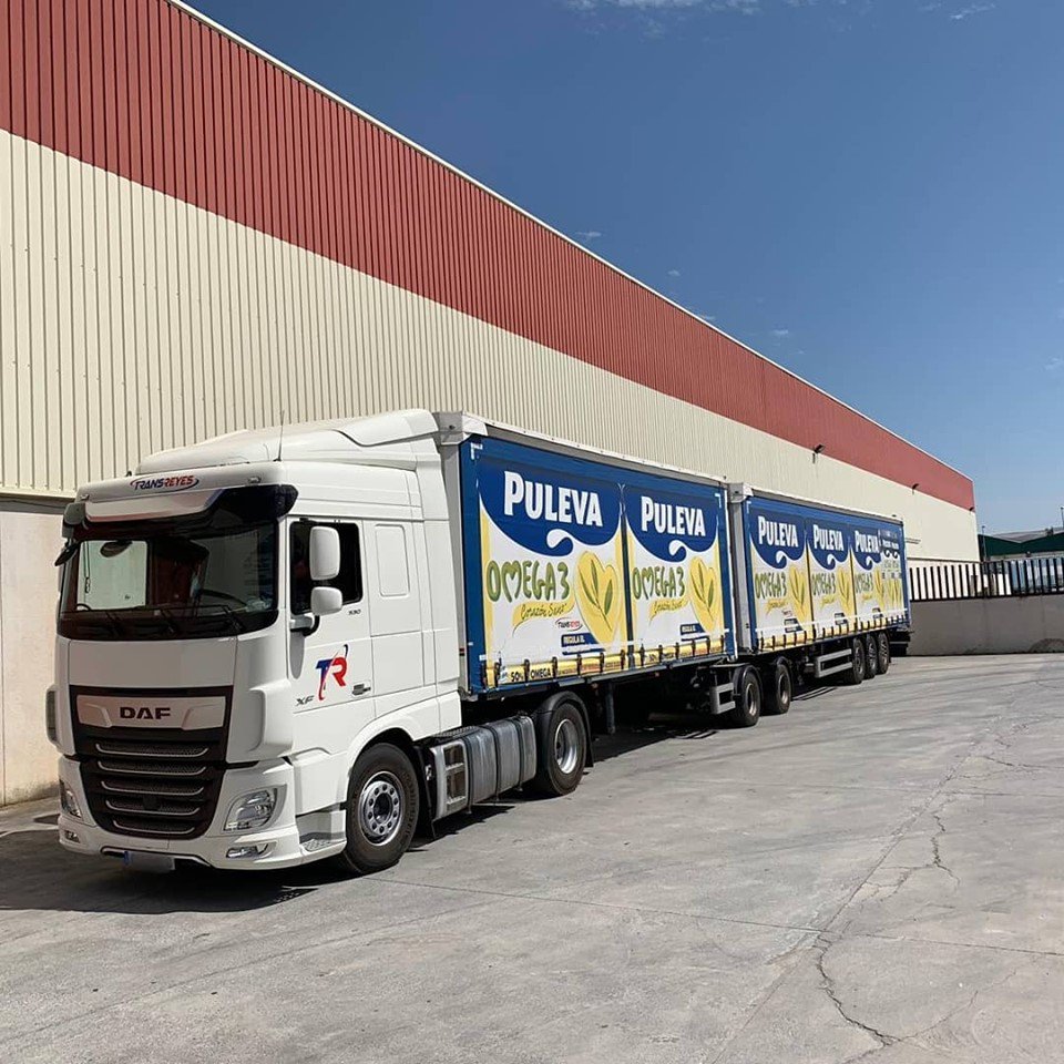 TransreyesLogis's tweet photo. Así de imponentes lucen nuestros #Megacamiones 🚛🚚🚛¡Gracias @surdafVI por compartir las imágenes 😉!
#Transreyes #Logistica #Mercancia #Megatrailers #Daf #xf #Surdaf https://t.co/1mr6LznCoE