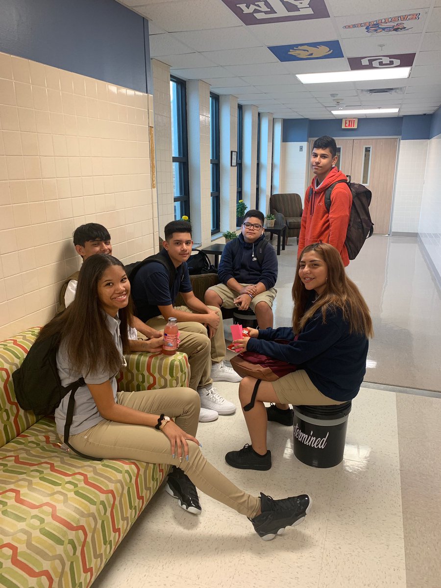 sgechs's tweet photo. Early College students enjoying their wing and taking on dual credit electronics! Learning discussions with Ms.Miller.  @EastfieldDCCCD @PrincipalEwing @SGHS_Colonels @DrBrentRingo @rlopez42 @gisdmagnets @Vsan22Victoria https://t.co/y89gxU2EG4