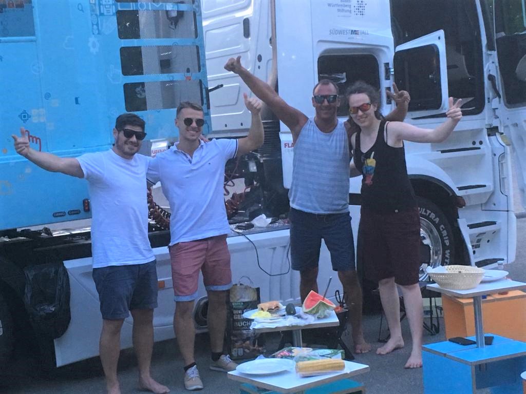 expedition_digi's tweet photo. Es ist Sommer(pause) 🥤☀️😎 Die beste Zeit für eine gemeinsame #Grillsession, bevor unsere Crew im September wieder für die #digitaleBildung in #BaWü an den Start geht🚚💻  #Sommerferien https://t.co/zhzTI3tBfK
