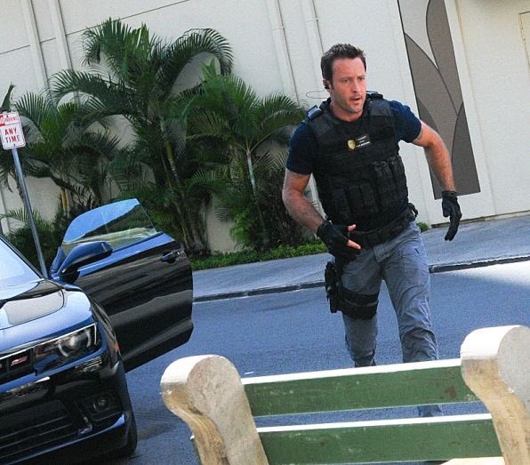 H50FanGirl6's tweet photo. A little tac year to start off your Wednesday! #H50 #AlexOLoughlin #SteveMcGarrett #CommanderMcGarrett https://t.co/e5Vkin2ICN