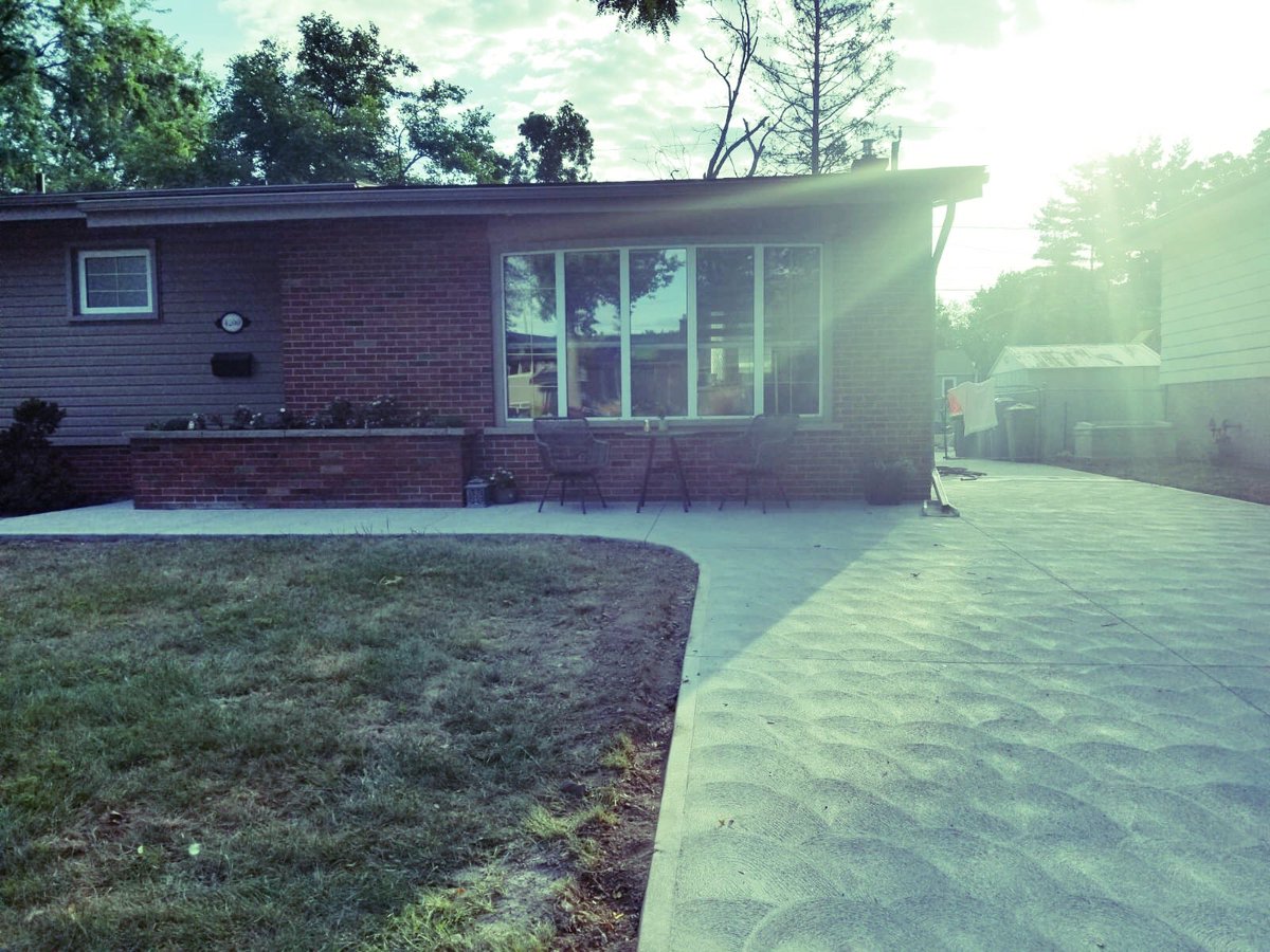 Country959's tweet photo. 6 degree's of Windsor separation with the #countrycrew! First congrats to John from J. Santarossa and Sons in Windsor, he won Robin, Mitch and Mateo FREE lunch!
We got to talking (for a while actually) and found out he mixed all the concrete for my new driveway! ~Morgan https://t.co/gfJsOZGGW3