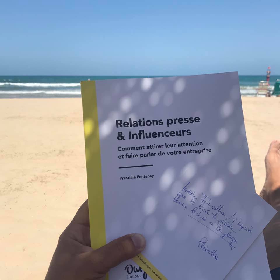 PrescilliaFty's tweet photo. J'adore recevoir ce type de photos des lecteurs ! Les pieds dans le sable avec Jonathan de @TalentShowFr ou au bureau, voici la lecture de l'été pour préparer sa rentrée dans les médias et auprès des influenceurs 😊
Retrouvez le livre sur https://t.co/CLJcUWopeV + Amazon &amp; FNAC https://t.co/5GyMYEfUI5