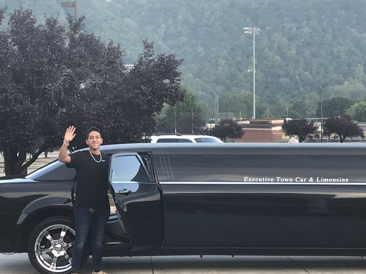 Matt_McDaniel3's tweet photo. Great #FirstDayofSchool #ideas @StandTallSteve Thanks to #ExecutiveLimo for helping kids get excited about school! #JRNC https://t.co/NX1yLRKiOI