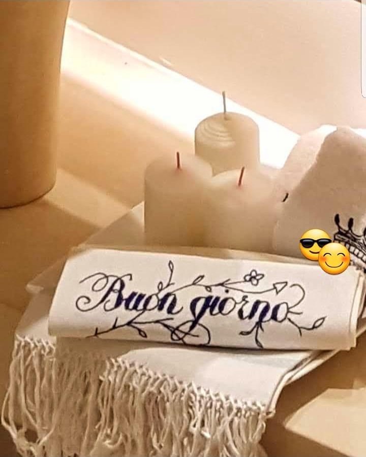 😊🍷🏡🤩👍👒🧢🕶