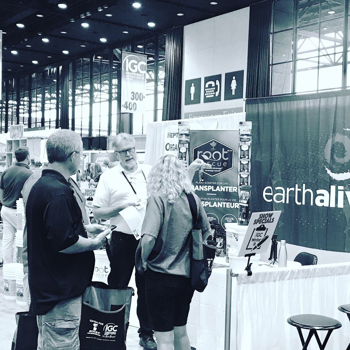 earthalivect's tweet photo. Great first day at the @IGCShow ! We are looking forward to seeing you today at Booth 729! 
#igcshow #cleantech #garden #gardening #growyourownfood #drmarijane #growindoors #hydroponic #soilhealth #livingsoil #gardenfresh #organic #organicgardener @paocorreal @RootRescueNatur https://t.co/uK4MV6LO7N