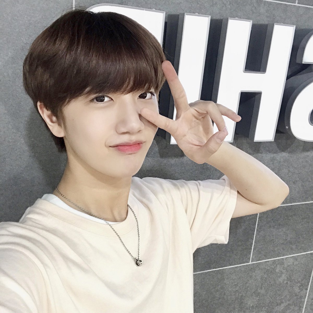mingby9_twit's tweet photo. #우리_디어나인만_믿어
김민규팬미팅가고싶어서환장하겠는데기숙사다이거에요개학시킨사람누구야 https://t.co/HIGpZvh2Qu
