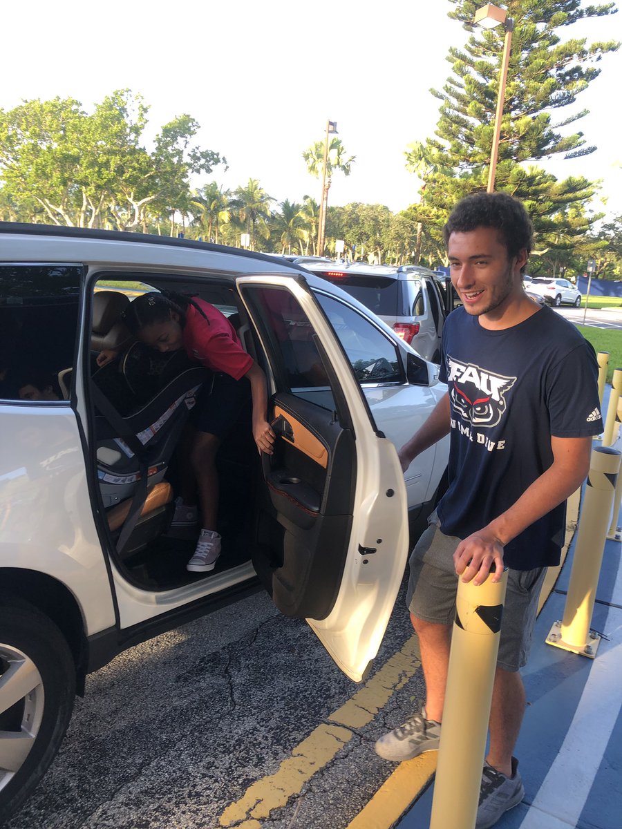 MsLeslieChang's tweet photo. welcome back @ADHUS_FAUHS !! thankful for @fauswimdive, @FAUBEACHTeam, @FAUSpirit, & @FAU_Baseball and their energy in the drop off line this morning. #OwlFamily #CommunityServiceInParadise https://t.co/7rz8QKm23P