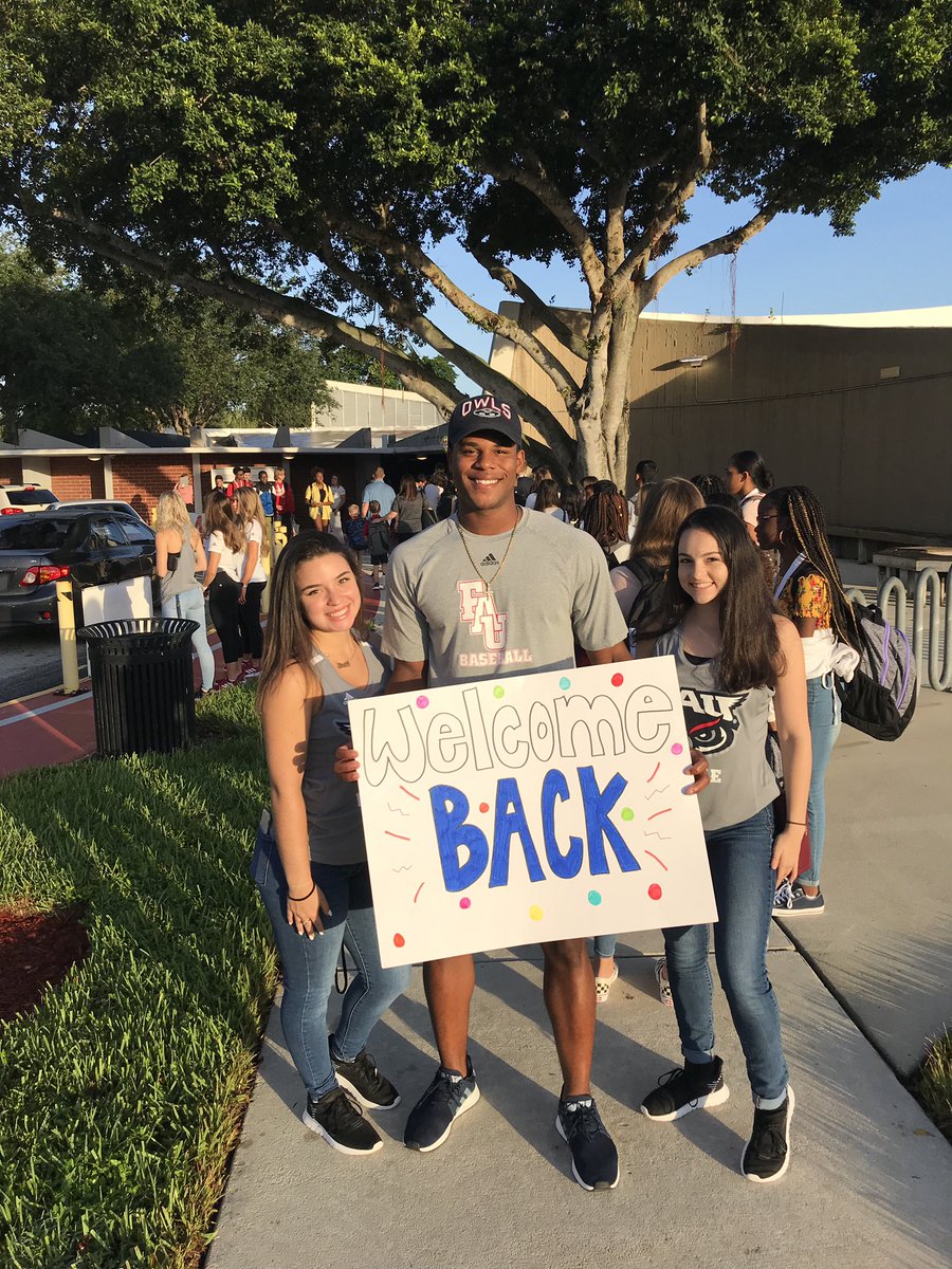 MsLeslieChang's tweet photo. welcome back @ADHUS_FAUHS !! thankful for @fauswimdive, @FAUBEACHTeam, @FAUSpirit, & @FAU_Baseball and their energy in the drop off line this morning. #OwlFamily #CommunityServiceInParadise https://t.co/7rz8QKm23P