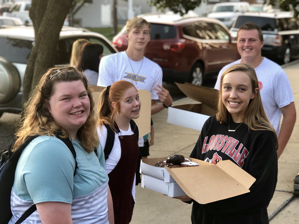 ludlowschools's tweet photo. Thanks to our Ludlow YoungLife Leaders @ludlowyl for greeting our high school students with doughnuts this morning!  Great way to welcome our kids on the first day of school! https://t.co/7KmMyzQmOg