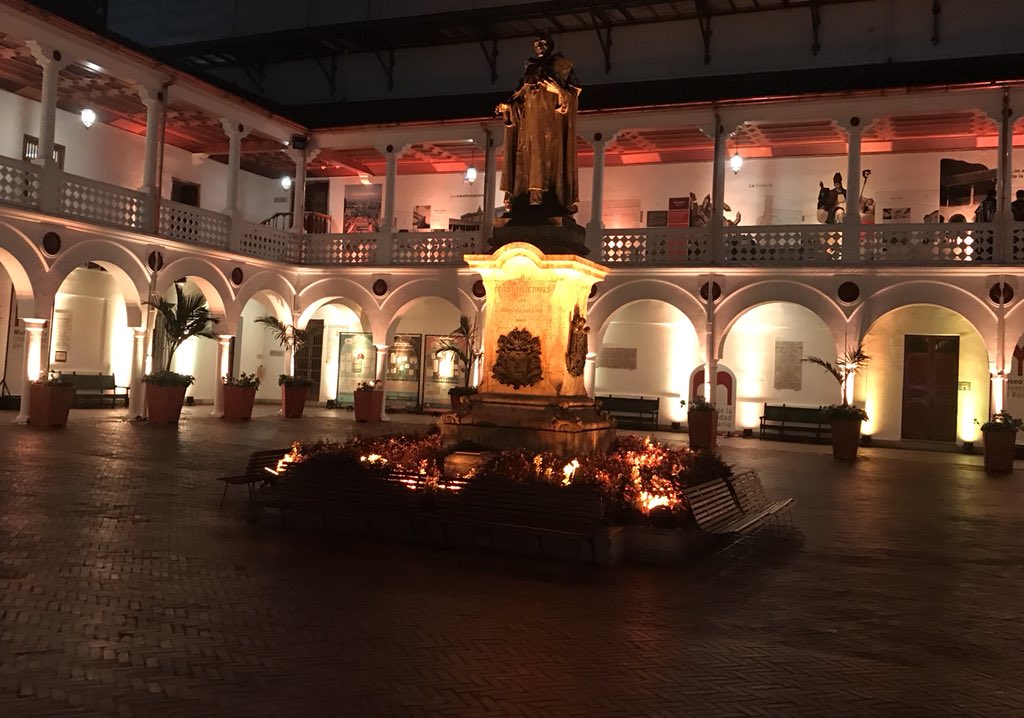 El Colegio Mayor recibe la condecoración de la Orden de Boyacá en el grado Cruz de Plata, por su aporte a la construcción del país. Felicitaciones a todos los Rosaristas que han contribuido al servicio del Bien Común y a la grandeza de Colombia.
#OrdenDeBoyacáURosario