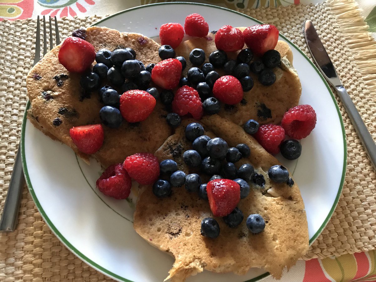 formerfatforker's tweet photo. Pancakes are fucking essential in our house. My wife has perfected them to be pretty fucking healthy and still be delicious goddamn pancakes. Enjoy! Recipe at
https://t.co/6CQsuss6Ja
#formerfatforker 🥞 #pancakes #nutritarian #berries #plantbased 🌱 https://t.co/nGcdFcdukl