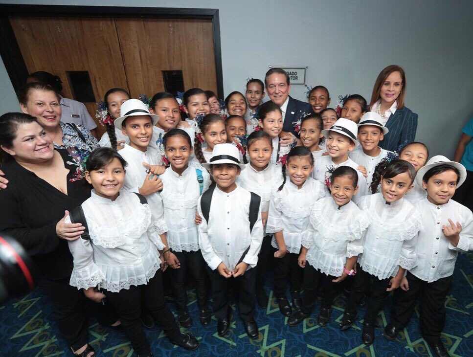 Hace más de 10 años un Presidente no asistía a la Feria del Libro y para mí, fue un honor compartir con mi gente. Los libros y la lectura son herramientas para la transformación de la educación y son claves en la proyección cultural que estamos creando para Panamá. #FILPanama2019
