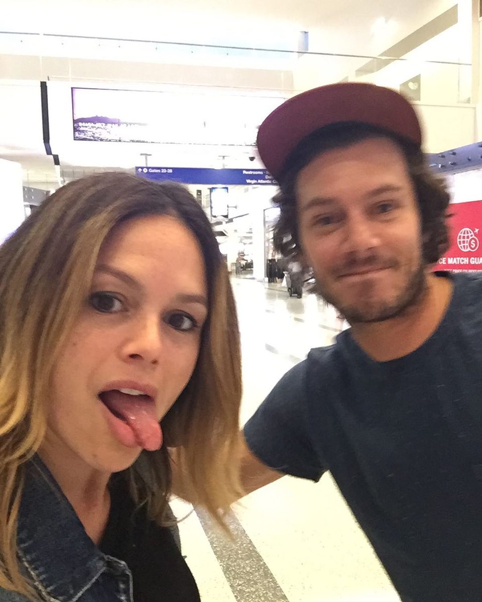 enews's tweet photo. OcMG! Seth &amp; Summer ran into each other at the airport. 😵 Sing it with us: Californiaaaaaa, CaliforniaaAJDKALDJDHKA. https://t.co/vEW1GOwVMZ https://t.co/MuL9sYiOsr