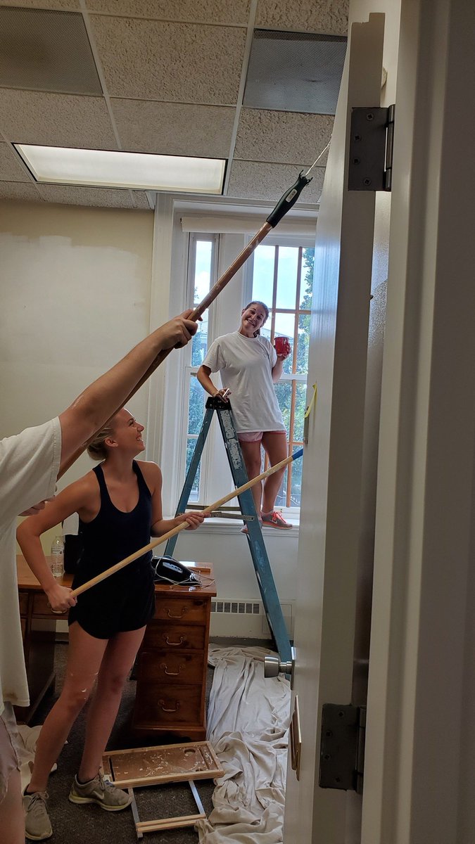sbcalumnae's tweet photo. Holla Holla! @SweetBriaredu #SweetWorkWeeks progress photos from campus - Painting in Dew!! #SweetBriarFIERCE

Thank you to all our Volunteers! https://t.co/hE2ZuddLnQ