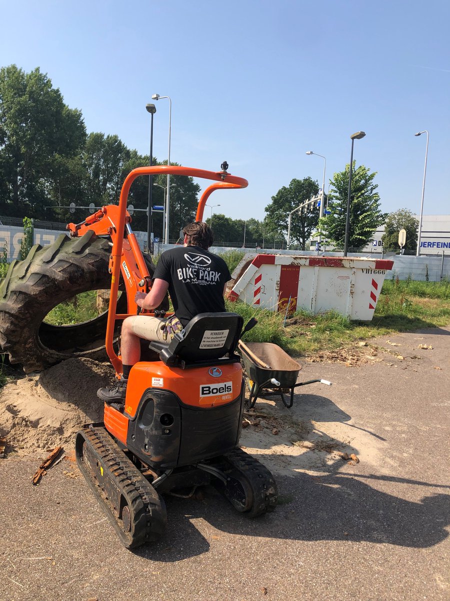 Wielervereniging <a href="/alcmariavictrix/">wv Alcmaria Victrix</a> is in samenwerking met Alkmaar Sport gestart met de aanleg van een nieuwe PumpTrack op het terrein van Sportpaleis Alkmaar. Streven is de werkzaamheden nog deze zomer af te ronden. alkmaarsport.nl/over-ons/nieuw… #alkmaar #nieuw #pumptrack #sportpaleis