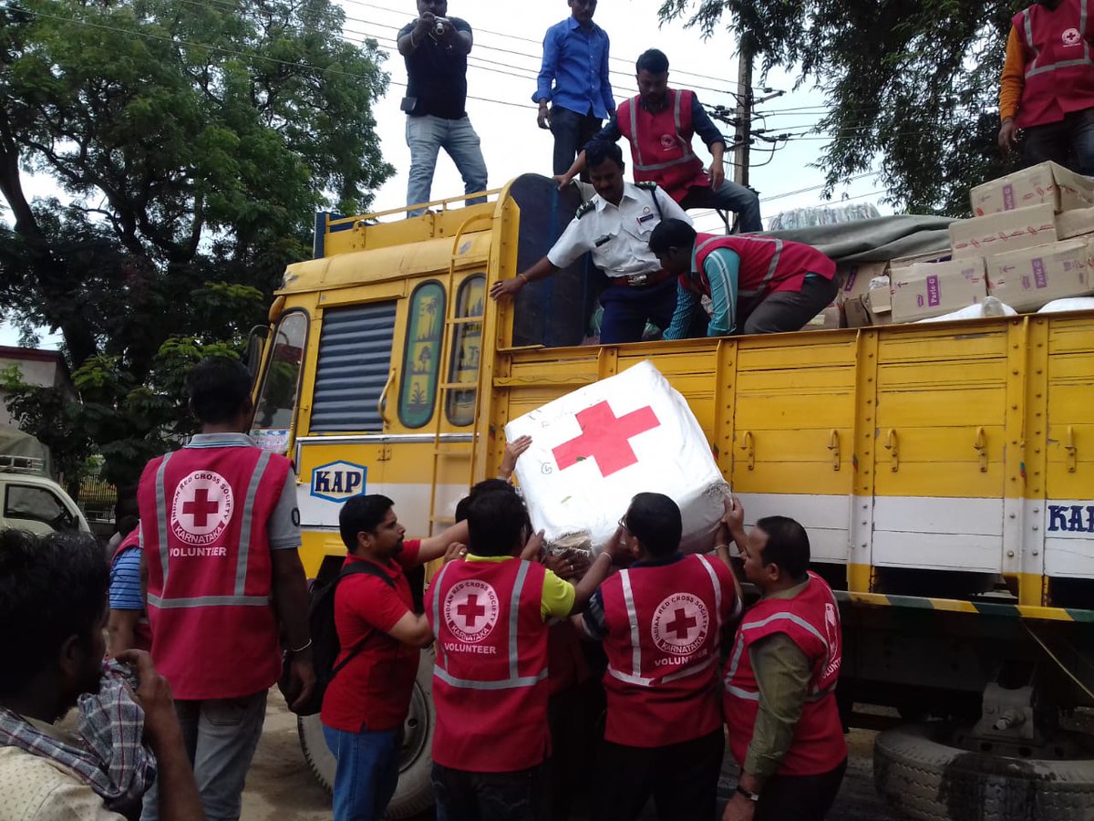 ircskarnataka's tweet photo. #KarnatakaFloods2019 
#RedCross volunteers have brought rays of #hope in the lives of flood-affected people in #Haveri District.
#RedCrossInAction #RedCrossIndia #ServiceFirst https://t.co/JxOgEMkYcU