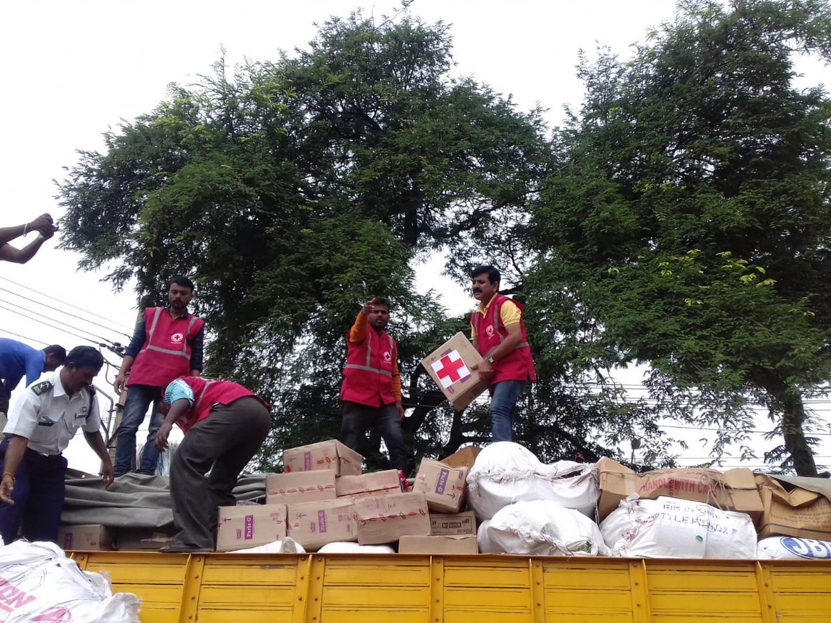 ircskarnataka's tweet photo. #KarnatakaFloods2019 
#RedCross volunteers have brought rays of #hope in the lives of flood-affected people in #Haveri District.
#RedCrossInAction #RedCrossIndia #ServiceFirst https://t.co/JxOgEMkYcU