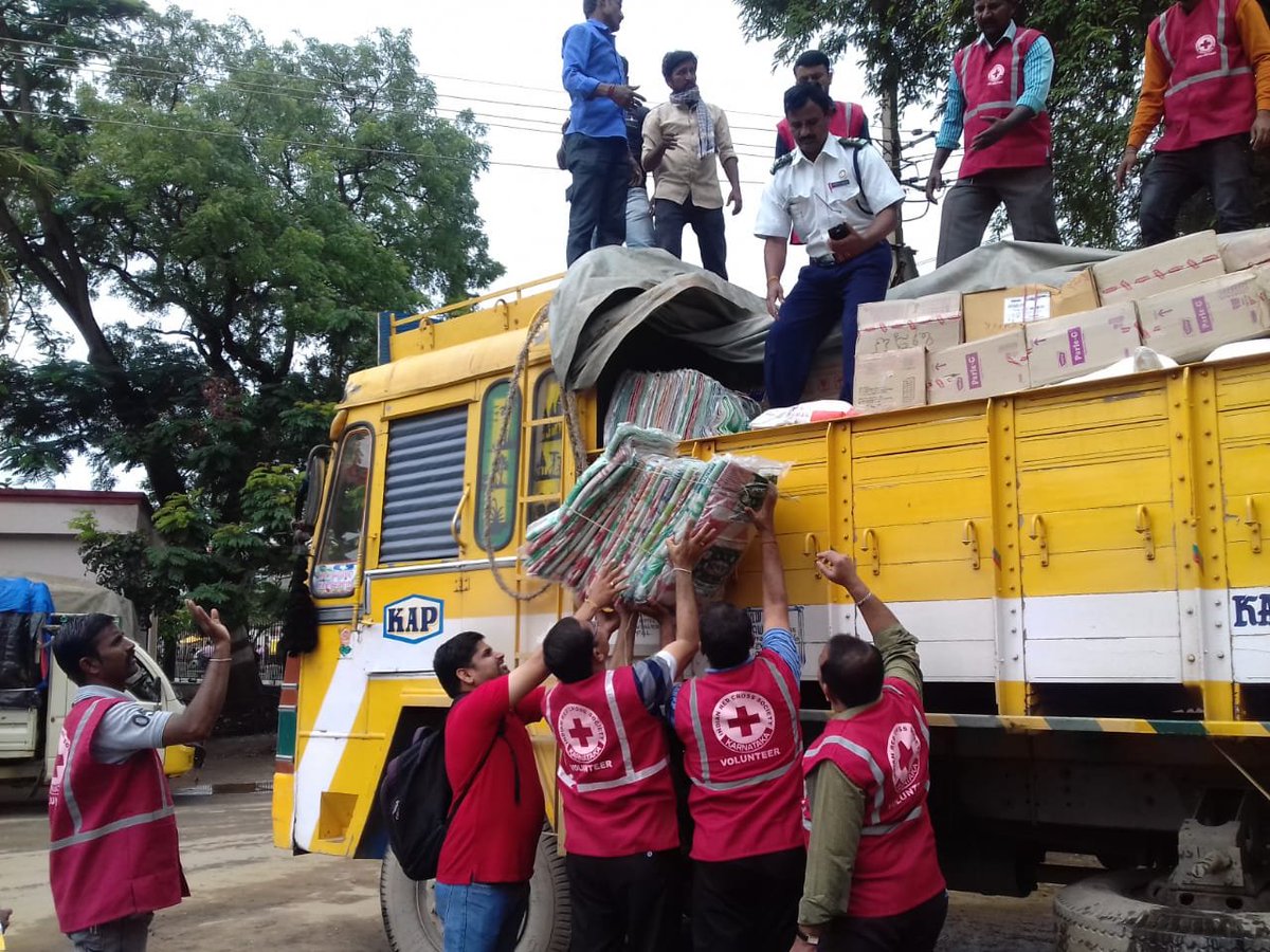 ircskarnataka's tweet photo. #KarnatakaFloods2019 
#RedCross volunteers have brought rays of #hope in the lives of flood-affected people in #Haveri District.
#RedCrossInAction #RedCrossIndia #ServiceFirst https://t.co/JxOgEMkYcU