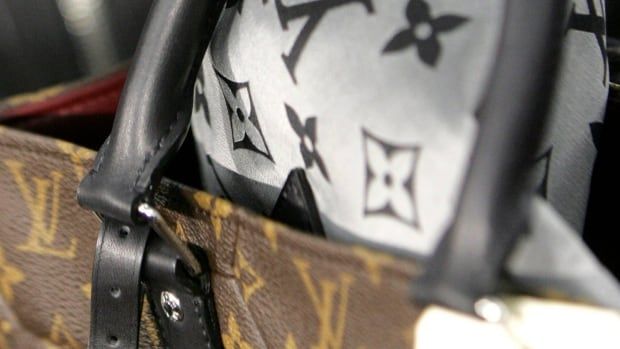 SKMforensics's tweet photo. Whoa! A Toronto woman who sold counterfeit handbags has been ordered to pay damages to some well-known brands, including Louis Vuitton and Christian Dior: https://t.co/YMve7GkRnS via @CBCNews #counterfeit #scam https://t.co/PBLuj6QXoA