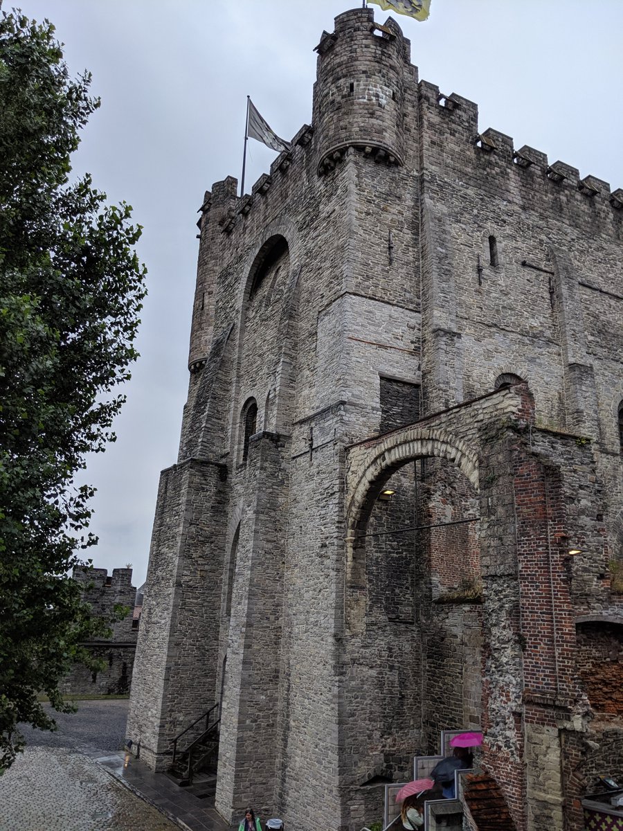 Samuelillo's tweet photo. De vacaciones por Bélgica, hoy he visitado el Castillo de los Condes de Gante. Está situado entre canales en el centro de la ciudad y aunque seguramente estará muy restaurado la visita merece la pena. En el castillo vivió Carlos I de España, pero no vine a hablar de eso;-) (cont) https://t.co/NHDdJNwOXR